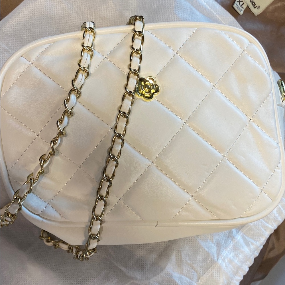NWT White Quilted Crossbody Handbag with Gold Hardware - Picture 5 of 5
